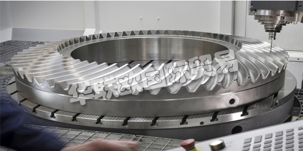 PWT BIERENS齿轮在世界上最苛刻的应用中使用，因为他们的产品符合极高的质量要求(DIN等级1-6)。每天，他们的合格和积极的员工在他们现代化，气候变化的8500平方米的公司场所生产圆柱形和圆锥形齿轮。